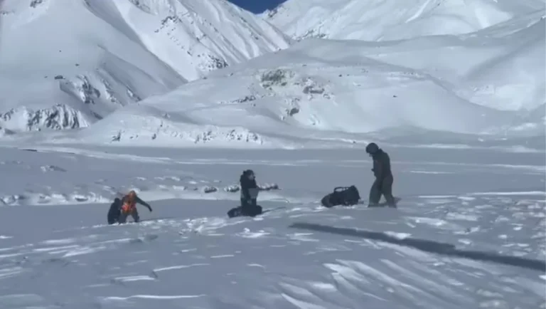 Fueron a “sacarse una foto”, quedaron atrapados por la nieve y el rescate terminó en una inesperada polémica